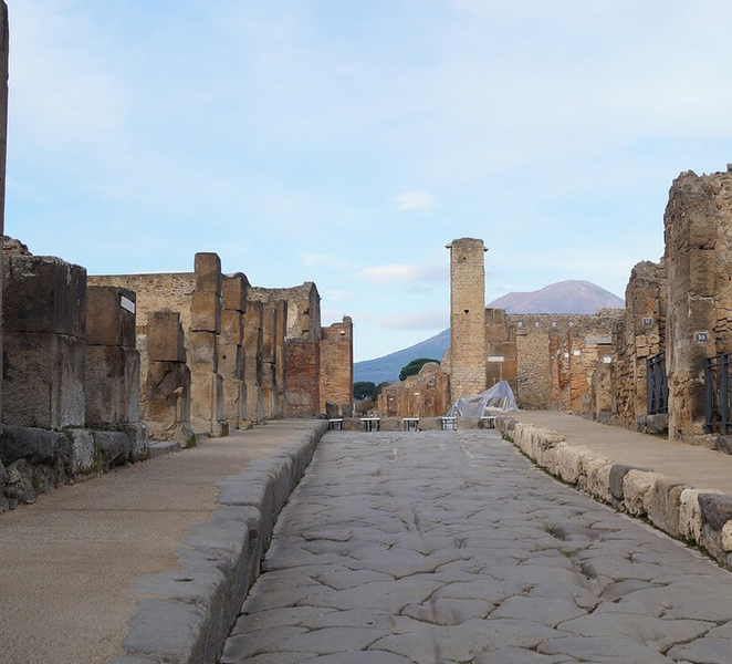 Sorrento: Skip-the-Line Pompeii Express Tour by Train VYTFLCCq