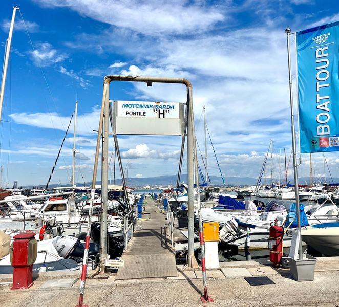Cagliari: Zodiac Boat Tour, 3-4 SwimStops, Wine & Snorkeling 40D69mCG