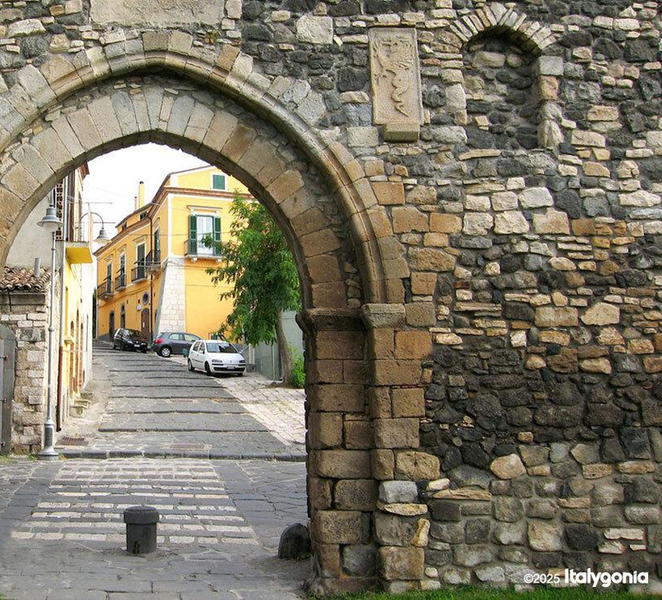 Melfi: Private Guided Walking Tour of Castles, Gates & Views uZn5nm5n