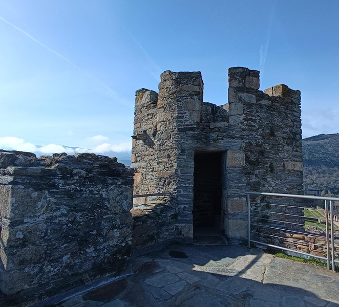 Ponferrada: Castle of Ponferrada Guided Tour T5Z93uLh