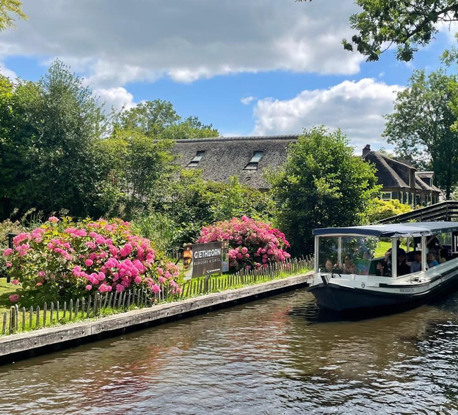 Giethoorn: 1 Hour Canal Cruise Through the Village SVLj1pcM