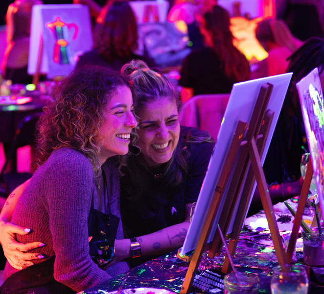 Eindhoven: Paint and Sip in the Dark at Rembrandt van Wine DTluZUIg