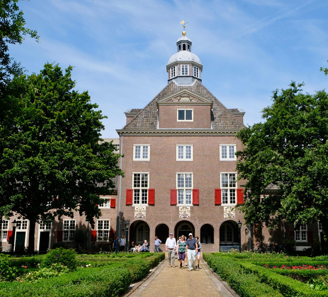 The Hague: Courtyard Walking Tour wler5t7b