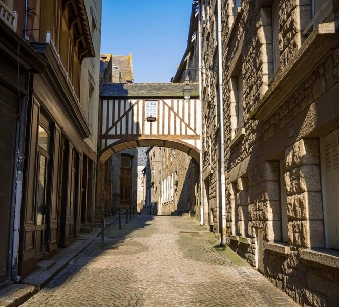 Hello Saint-Malo: Private 2-Hour Intro Walk with Local Guide jaf9Y00y