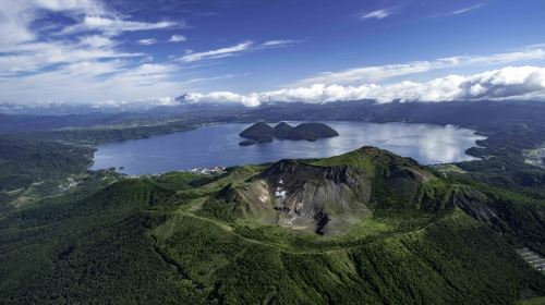 Hokkaido Day Tour: Noboribetsu, Mt. Usu, Lake Toya & Lake Shikotsu AvBTCRle