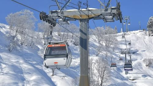 GALA Yuzawa Ski Resort primary school students 4UdOIfhx