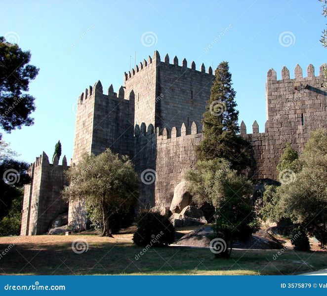 The Cradle of the Nation: Photo Shoot at Guimarães Castle cuxn3pmX