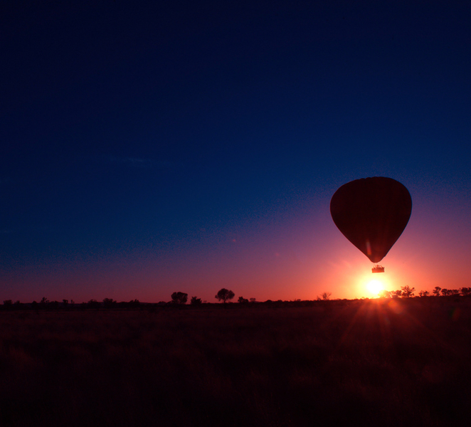 Alice Springs: Early Morning Hot Air Balloon Flight th1wJZWp