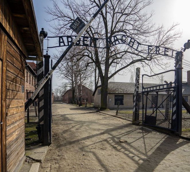 Auschwitz-Birkenau Skip-the-Line Ticket and Guided Tour yC2q3QBC