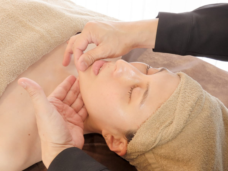 [Un Giorno Felice Omotesando Store] Massage & Deep Facial Treatments fPkIPEGC