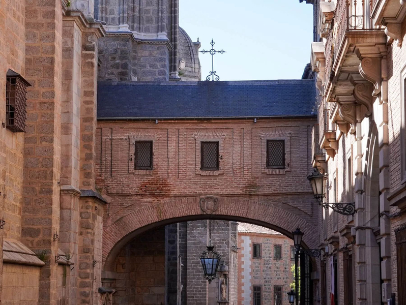 Toledo on your own with entrance to Santo Tomé Church (The Burial of the Count of Orgaz by El Greco) gHrZsukn