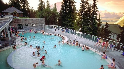 Banff Town, Gondola, Hot Springs, Lake Louise & Three Lakes Day Tours EQ2w49yH