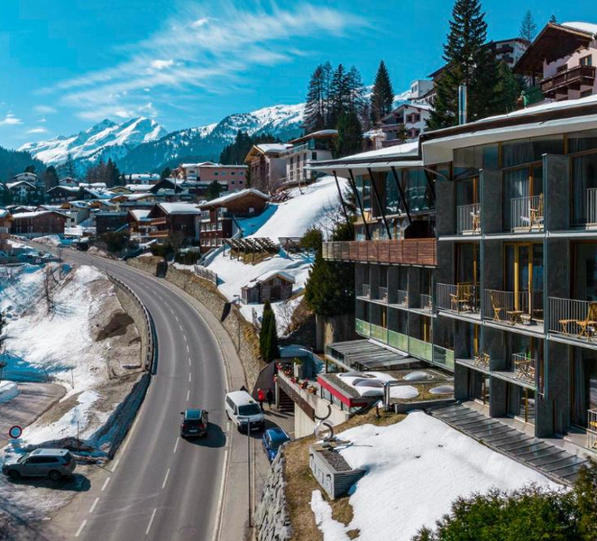 St. Moritz: Express Walk with a Local in 60 minutes WDUi24fT