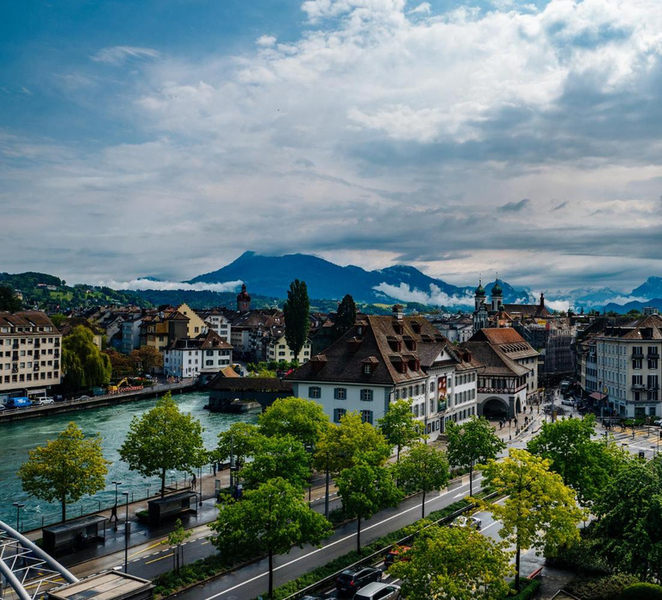 Zug: Express Walk with a Local in 60 minutes H7Tcoh7V