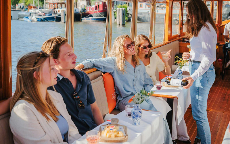 Amsterdam: 1-Hour Luxury Saloon Boat Cruise with Unlimited Drinks & Cheese pIw6Oc5q