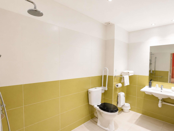 Bathroom 5, ibis Styles Clermont Ferrand Sud La Pardieu, Puy-de-Dôme