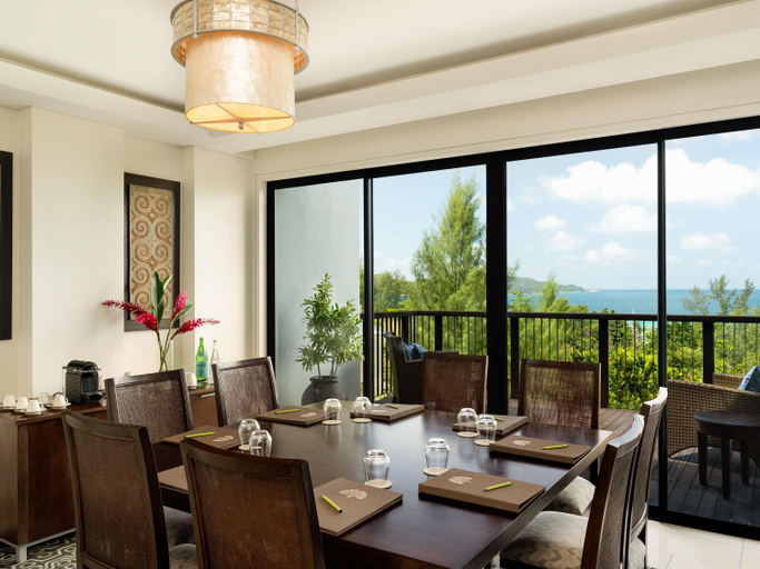 Others 4, Raffles Seychelles