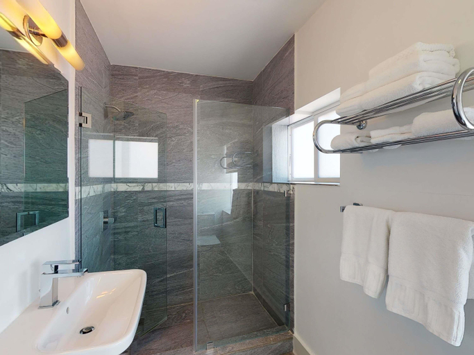 Bathroom 5, Park Royal Miami Beach managed by Accor, Miami-Dade
