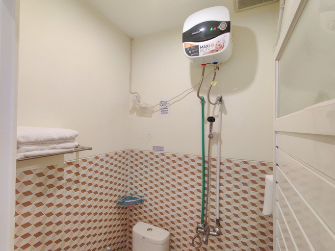 Bathroom 4, Ayuning Guest House Syariah Semarang Mitra RedDoorz, Semarang