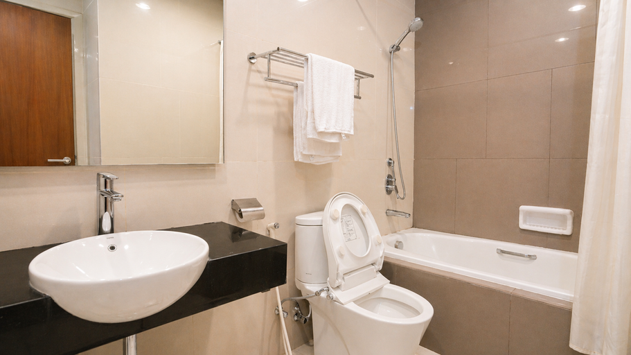 Bathroom 4, Pillo Gold At Mgold Tower Apartment, Bekasi