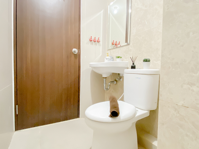 Bathroom 3, Bright and Homey 2BR at Apartment Transpark Cibubur By Travelio, Depok