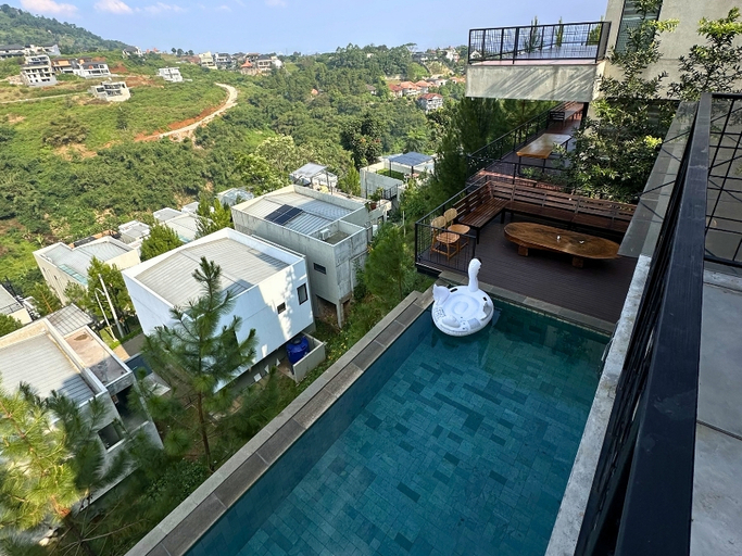 Swimming Pool 2, Treevena 4BR Villa with private pool Dago, Bandung