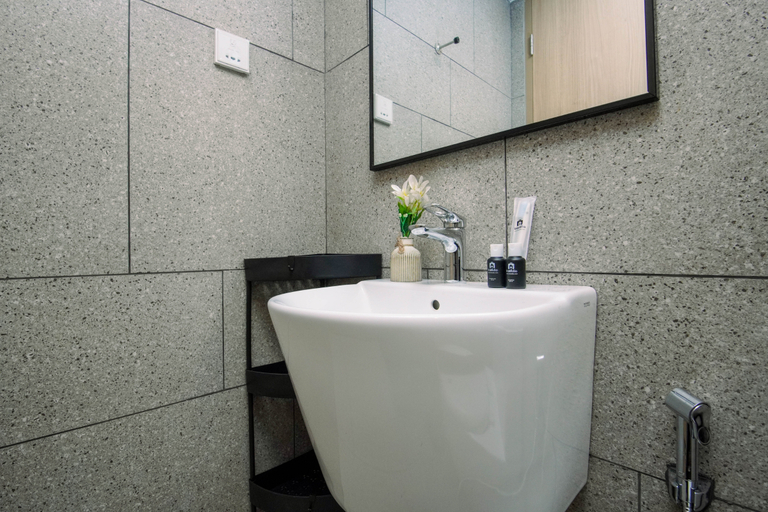 Bathroom 4, Classic and Strategic Studio Room at Apartment Antasari Place By Travelio, South Jakarta