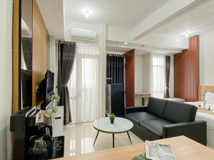 Living Room 3, Urban Noir Studio at Apartment Vasanta Innopark By Travelio, Cikarang
