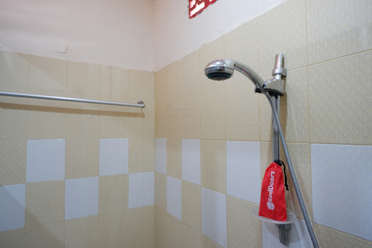 Bathroom 3, RedDoorz near Kendari Beach 2, Kendari