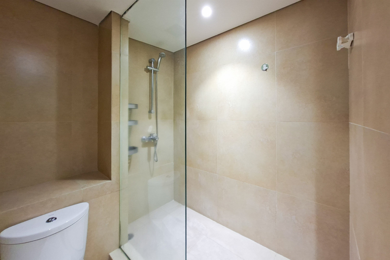 Bathroom 3, Comfortable 2BR with Classic Design at Branz BSD City Apartment By Travelio, Tangerang Selatan
