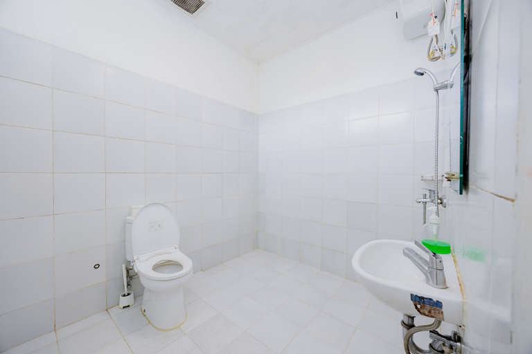 Bathroom 3, RedDoorz Plus @ Megamendung Puncak 2, Bogor