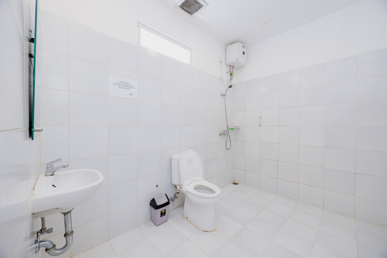 Bathroom, RedDoorz Plus @ Megamendung Puncak 2, Bogor