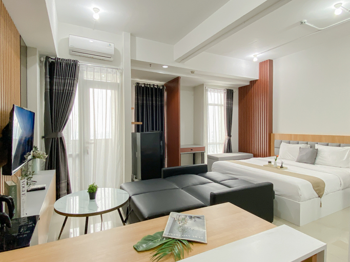 Living Room 5, Urban Noir Studio at Apartment Vasanta Innopark By Travelio, Cikarang