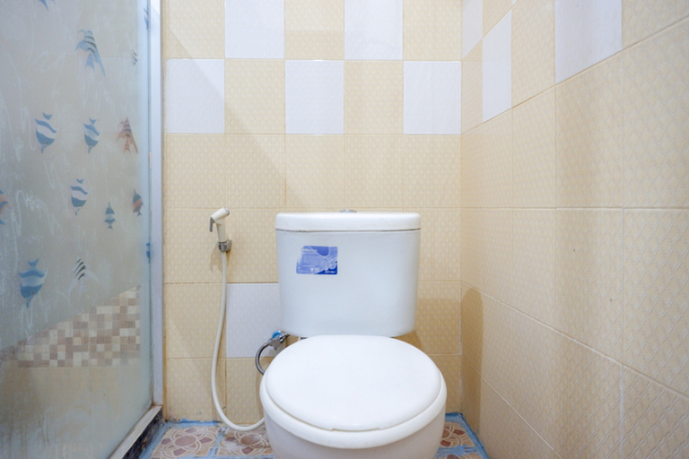 Bathroom 3, RedDoorz near Kendari Beach 2, Kendari