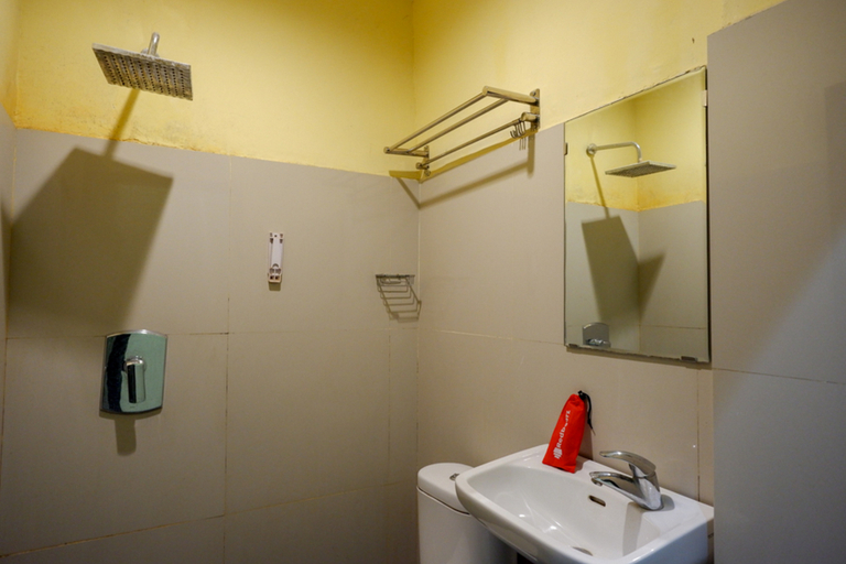 Bathroom 3, RedDoorz near Citraland Waterpark Kendari, Kendari