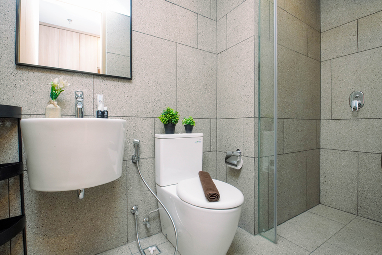 Bathroom 5, Classic and Strategic Studio Room at Apartment Antasari Place By Travelio, South Jakarta