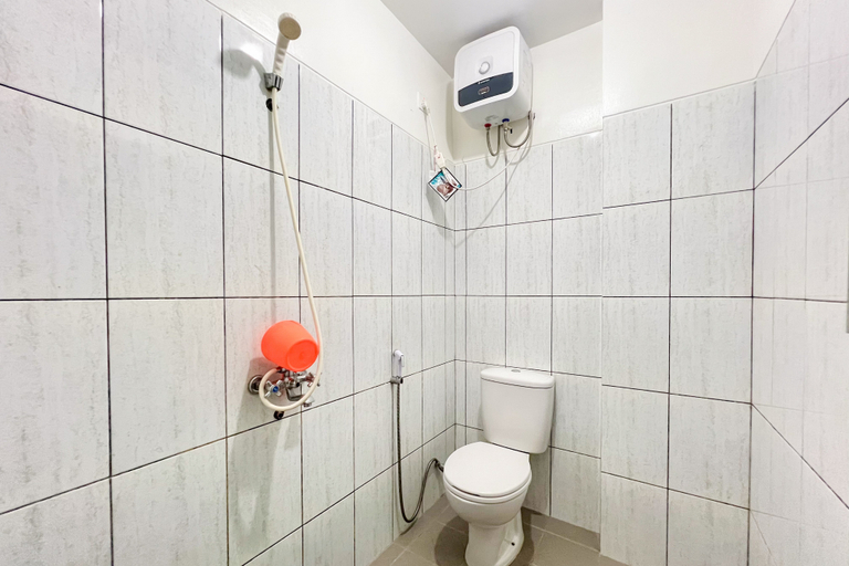 Bathroom 2, RedDoorz @ Vall Guest House Balikpapan, Balikpapan