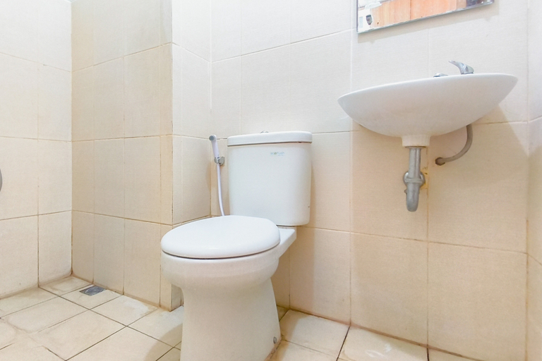 Bathroom 2, Minimalist and Simple Studio at Bale Hinggil Apartment By Travelio, Surabaya