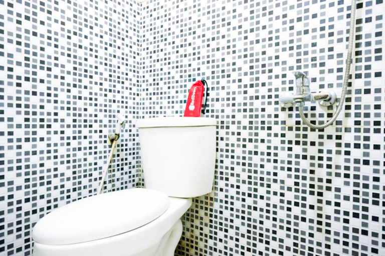 Bathroom 3, RedDoorz near GOR Wisanggeni, Tegal