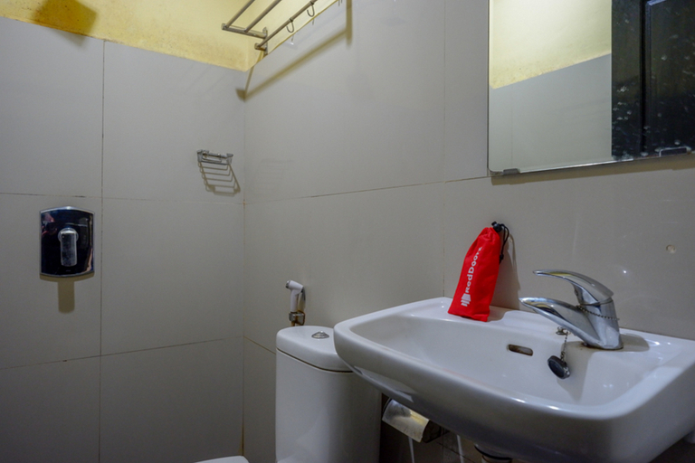 Bathroom 4, RedDoorz near Citraland Waterpark Kendari, Kendari