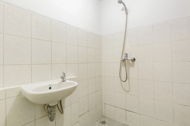 Bathroom 5, Warm Serenity Studio at Apartment Suncity Residence By Travelio, Sidoarjo