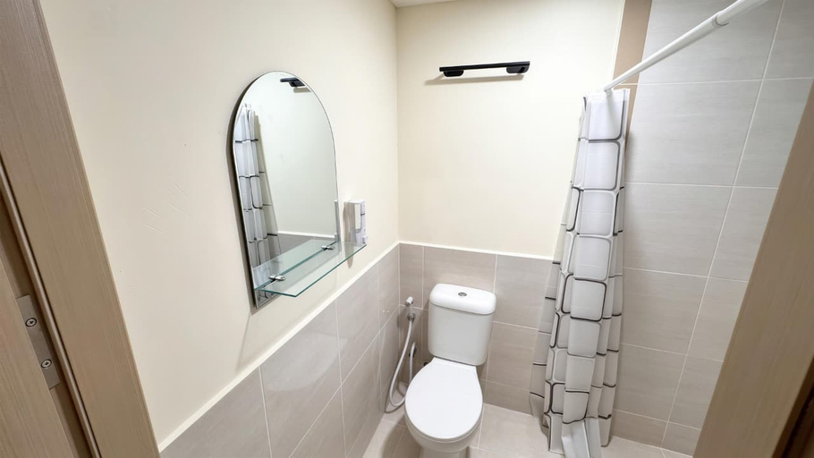 Bathroom 5, Studio Cozy @Meikarta District 1 by DTROOM, Cikarang