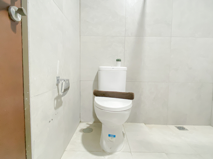 Bathroom 2, Modern Haven Studio at Apartment Pollux Chadstone By Travelio, Cikarang