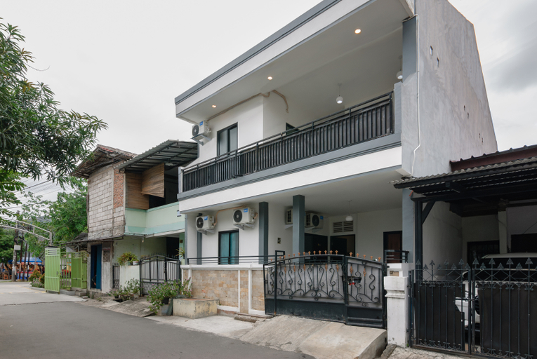 Exterior & Views 2, RedDoorz @ Flamboyan Harapan Indah, Bekasi