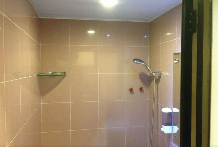 Bathroom 5, Li's Chain Hostel, Kowloon