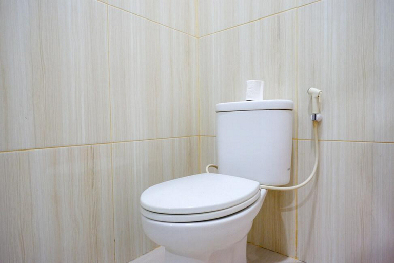 Bathroom 3, Hotel Magellona Makassar Mitra RedDoorz, Makassar