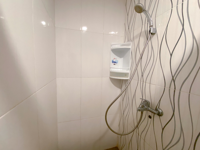 Bathroom 5, Cozy and Minimalist 1BR Sentraland Semarang Apartment By Travelio, Semarang