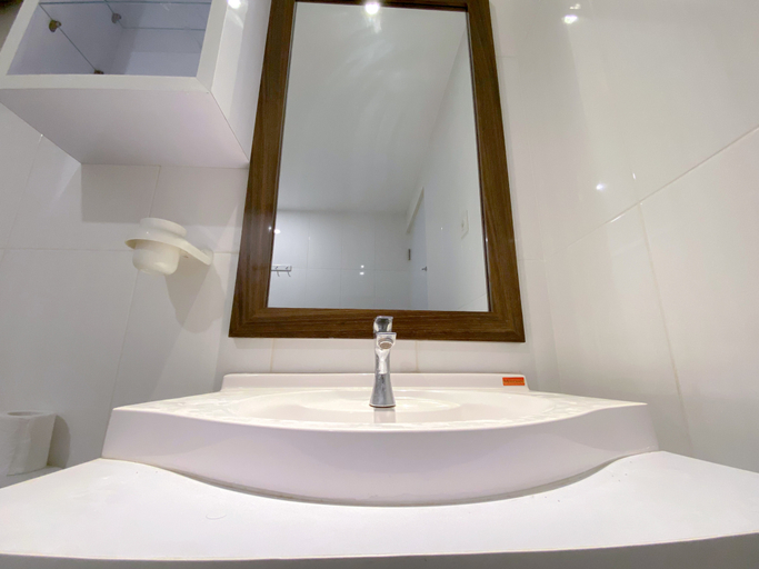 Bathroom 2, Cozy and Minimalist 1BR Sentraland Semarang Apartment By Travelio, Semarang