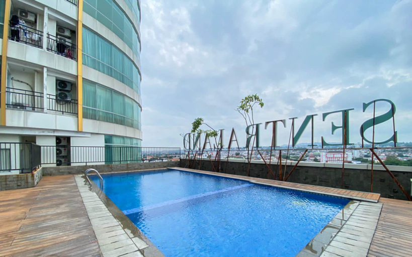 Swimming Pool 4, Cozy and Minimalist 1BR Sentraland Semarang Apartment By Travelio, Semarang