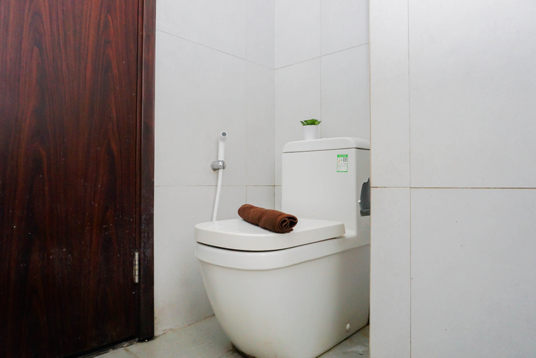 Bathroom 5, Comfortable and Decent Studio Room at Apartment LRT City Bekasi By Travelio, Bekasi